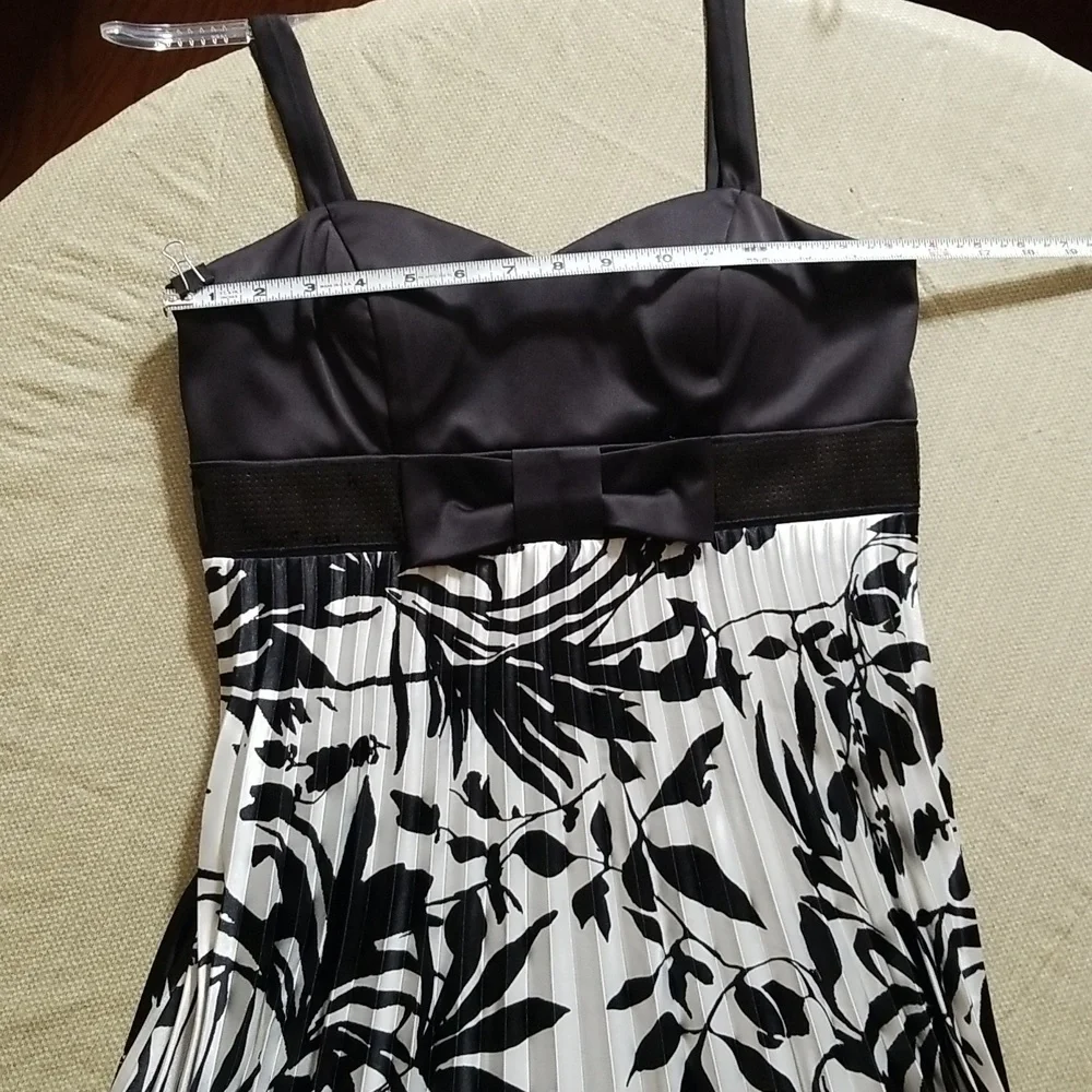 🖤Black🖤 & White Pleated Long Dress - Picture 8 of 14